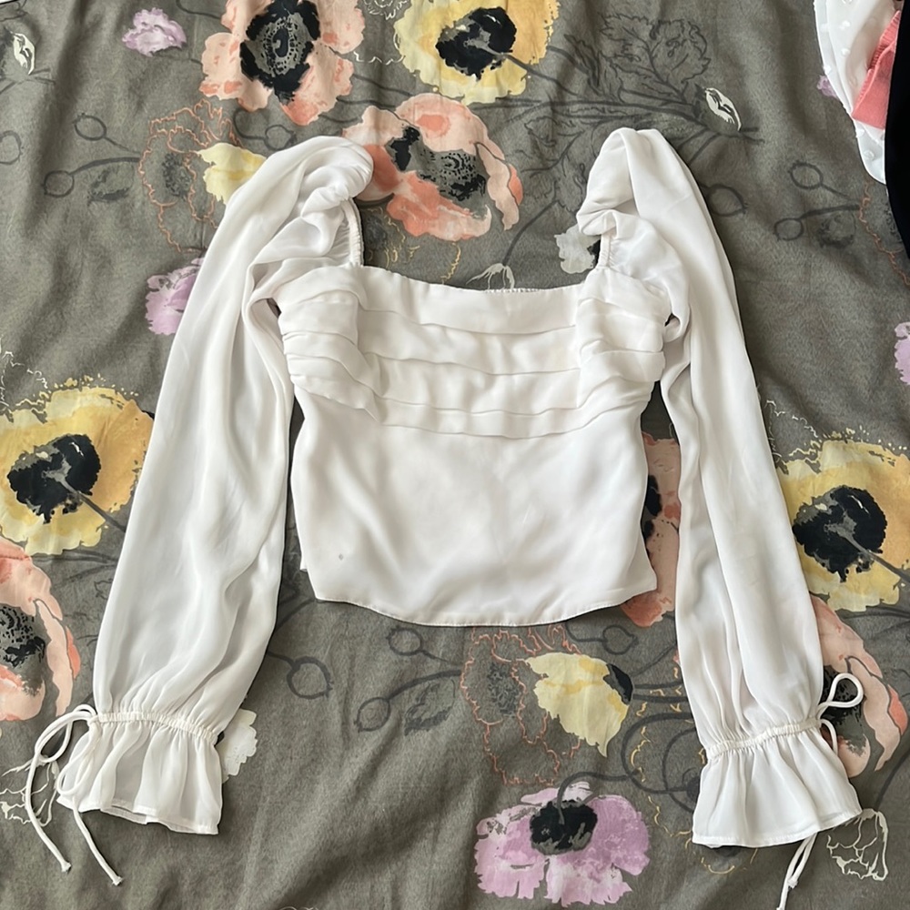 Abercrombie and Fitch white balloon sleeve too with front ruching